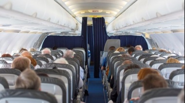 No más asientos apretados en los aviones: impulsan una ley para regular el espacio para las piernas