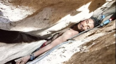 El dramático rescate de un hombre atrapado entre dos rocas en una cueva de Camboya