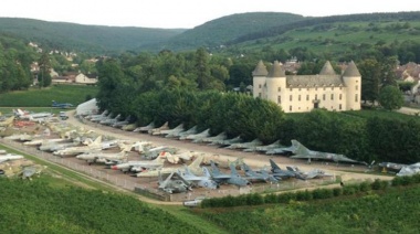 Tiene 87 años, es dueño de un castillo y exhibe una colección récord de aviones de combate