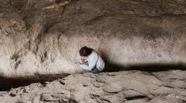 La producción de arte rupestre más antigua de Sudamérica empezó hace 8.200 en las paredes de la cueva Huenul en Neuquén
