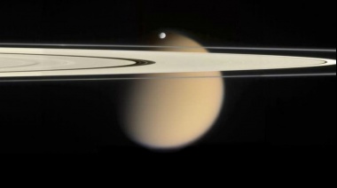 Revelan el primer mapa global de una luna de Saturno que podría albergar vida