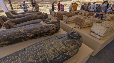Egipto: hallan 250 sarcófagos, 150 estatuas de bronce y un papiro de 9 metros de largo
