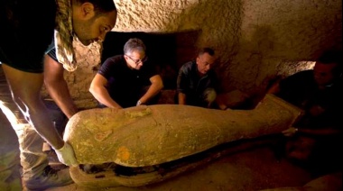 Descubrieron una tumba con 13 sarcófagos sellados e intactos desde hace 2.500 años en Egipto: “Es sólo el comienzo”