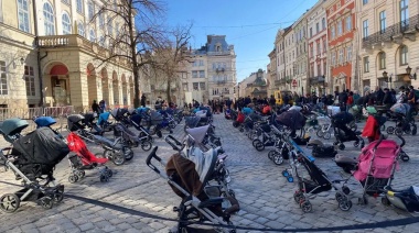 Conmovedora protesta con cochecitos vacíos por los niños muertos en Ucrania: “Los chicos se vuelven el objetivo número uno de Rusia”