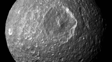 Descubrieron un océano de agua líquida en la luna Mimas de Saturno