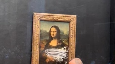 Atacaron La Gioconda en el Louvre: Un visitante le arrojó un pedazo de torta
