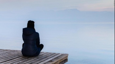 La soledad alcanza su máximo nivel en tres edades clave, pero la sabiduría puede ayudar