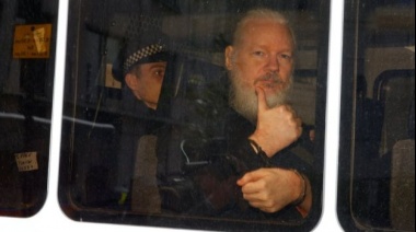 Arrestan a Julian Assange en la embajada de Ecuador en Reino Unido