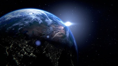 Científicos detectaron una fuente desconocida que emite señales a la Tierra cada 157 días