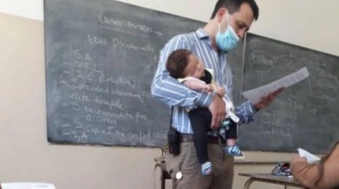 La imagen de un profesor cuidando a la beba de una alumna se volvió viral: qué hay detrás de la foto