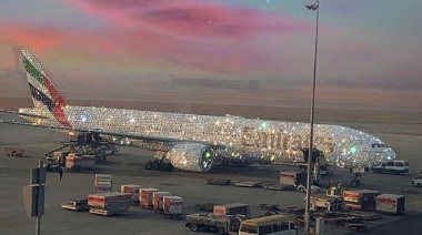 Una empresa de Dubai mostró uno de sus aviones cubierto de cristales y diamantes