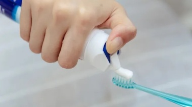 Cerebro: El importante motivo por el que debes cepillarte los dientes y usar hilo dental