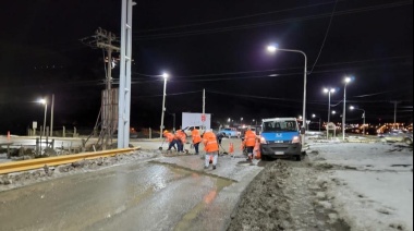 Con maquinaria propia y en horario nocturno continúa el bacheo de calles