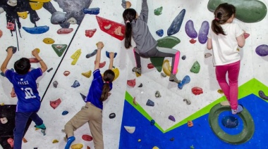 Kayak y Palestra para disfrute de los niños en la Colonia Mumnicipal