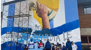 Mural comunitario en homenaje a Diego Maradona