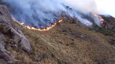 Siguen combatiendo el incendio en el Cerro Uritorco y hay 200 autoevacuados por humo
