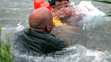 Inmigración:  Dramático rescate de un niño que se ahogaba en la frontera entre Estados Unidos y México