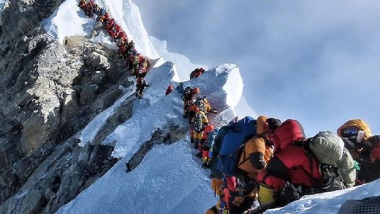 Atasco en el Everest: el día en que hubo que hacer cola para alcanzar la cima de la montaña más alta del mundo