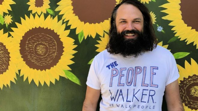 Chuck McCarthy, el paseador de personas