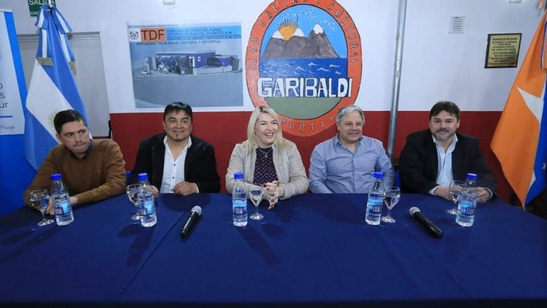 Gobierno Provincial firmó el contrato para la construcción del gimnasio del Club Garibaldi