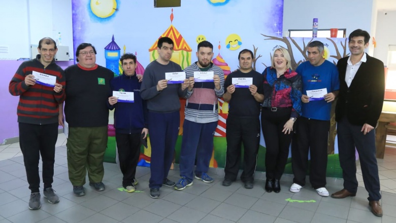 Bertone entregó a alumnos del CAAD pasajes para competir en Mendoza