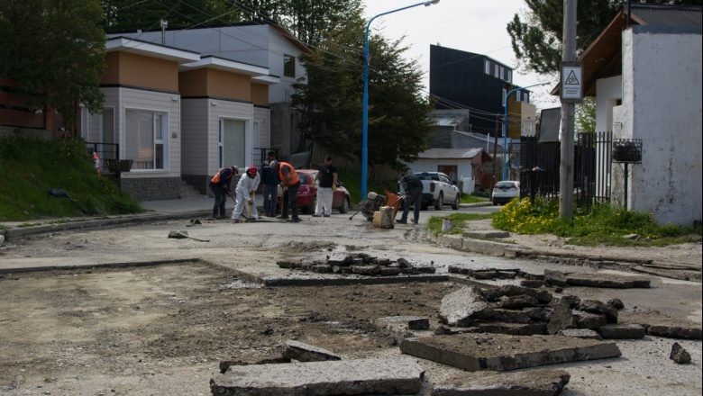 Trabajan en bacheo y repavimentación del barrio Calafate