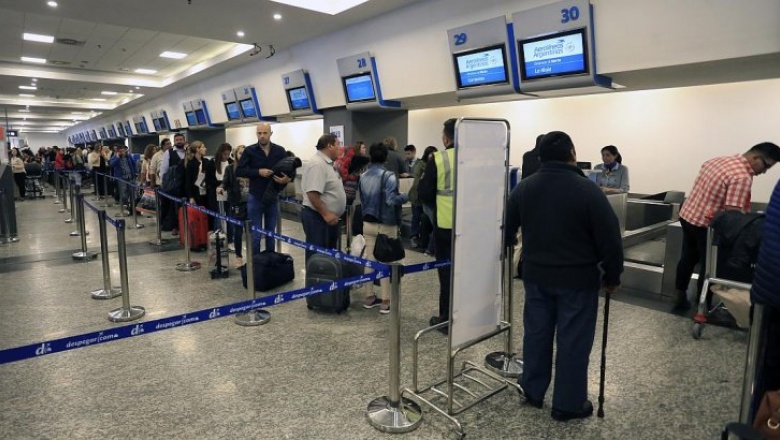 Casi 15.000 pasajeros varados y 120 vuelos cancelados en Ezeiza y Aeroparque por una protesta gremial sorpresiva
