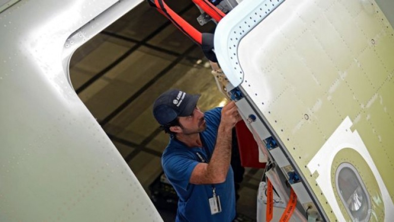 ¿Por qué es técnicamente imposible abrir la puerta de un avión comercial en pleno vuelo?