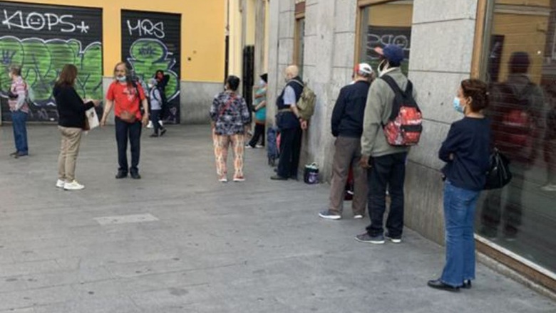 Las  colas del hambre por la crisis pospandemia que inundan Madrid