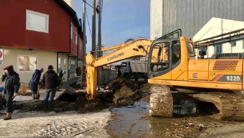 Importante recambio de cámara en colectora principal de cloacas