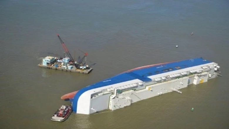 Más de 4 mil autos nuevos que están adentro de un barco encallado serán declarados con “destrucción total”