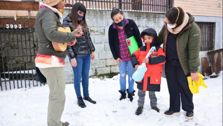 La Municipalidad comenzó con la entrega de regalos a los niños en el mes de la infancias