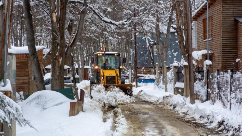 Continúa el intenso operativo de limpieza después de la fuerte nevada