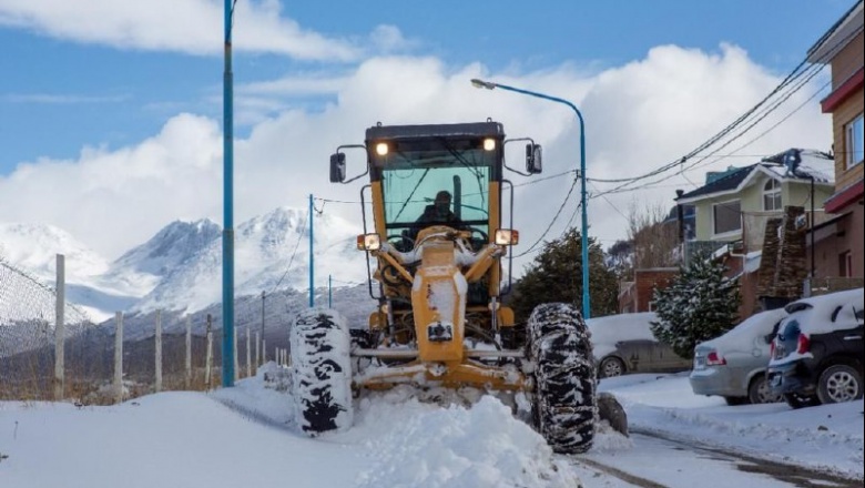 Continúa el intenso operativo de limpieza después de la fuerte nevada