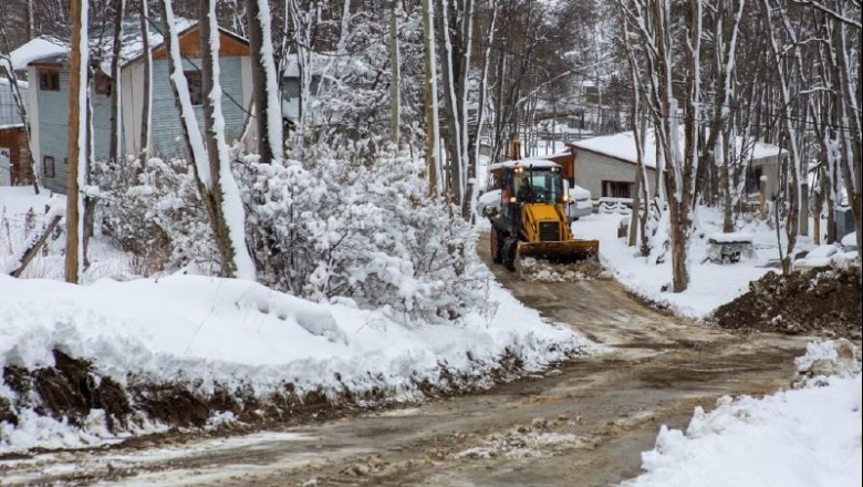 Continúa el intenso operativo de limpieza después de la fuerte nevada