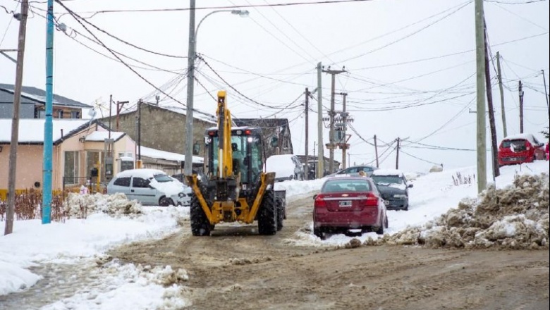 Continúa el intenso operativo de limpieza después de la fuerte nevada