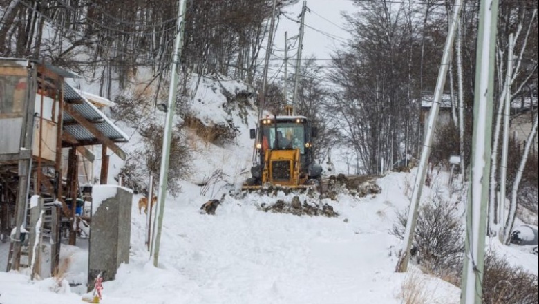 Continúa el intenso operativo de limpieza después de la fuerte nevada