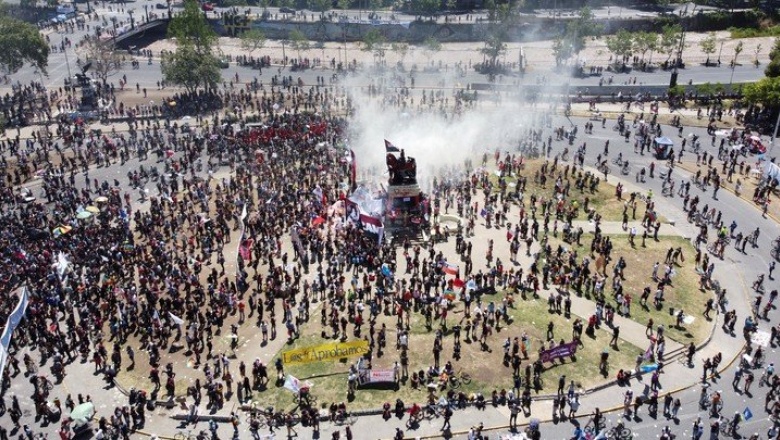 Marchas e incidentes en Chile: quemaron dos iglesias y saquearon comercios