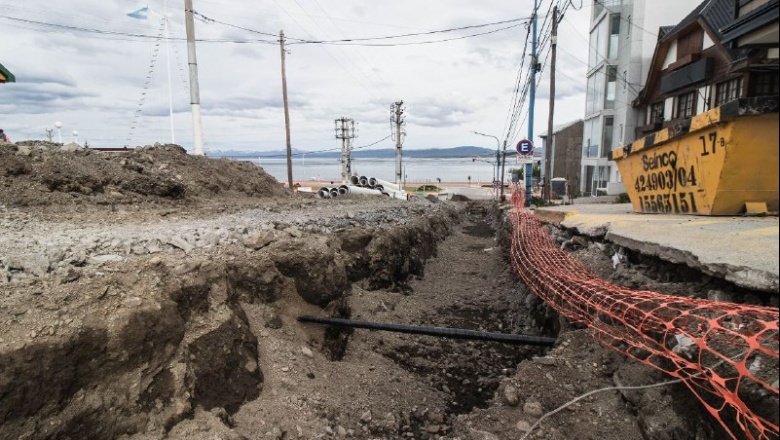 Plan obras: Colocan el nuevo tendido cloacal en calle Yaganes