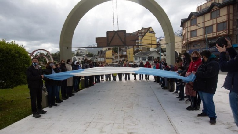 Cambio de pabellón en la Plaza Malvinas