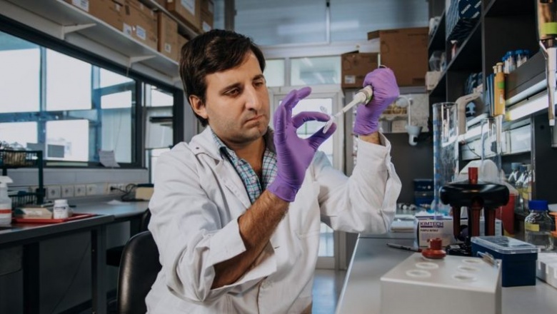 Un descuido durante un experimento llevó al científico uruguayo Juan Pablo Tosar a encontrar un tesoro insospechado.
