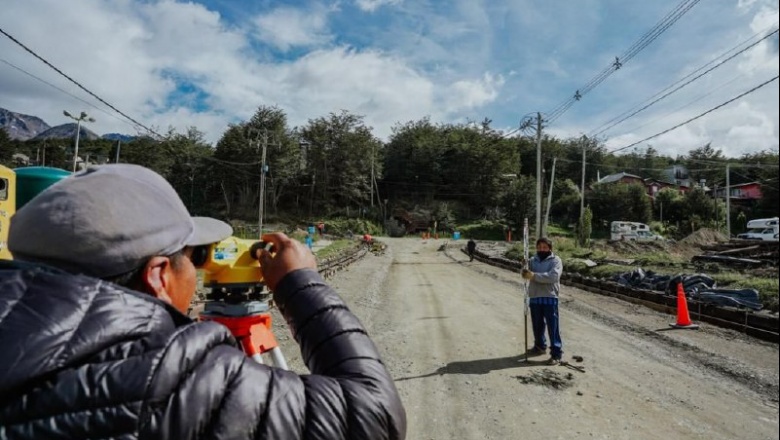 Construyen cordón cuneta en barrio Ecológico, para su posterior pavimentación