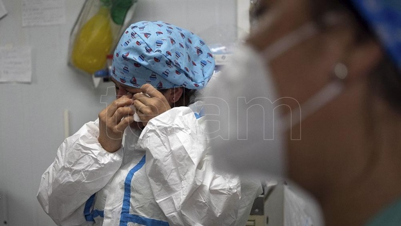 Entre lágrimas y sonrisas, la heroica labor de los profesionales de la salud durante la pandemia