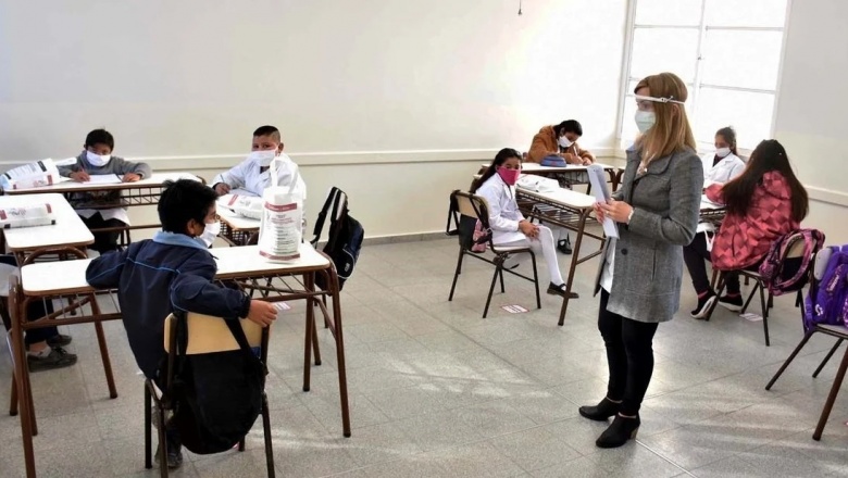 Autorizarán una licencia laboral para padres de alumnos que no tengan clases presenciales