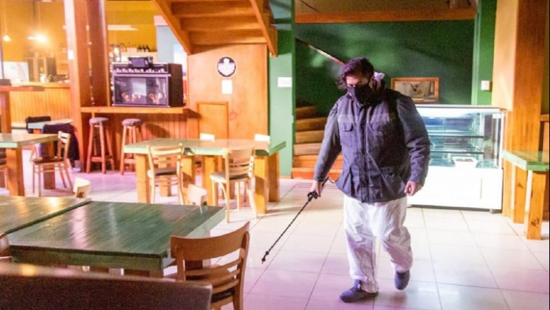 La Municipalidad de Ushuaia desinfectó taxis, remises y comercios