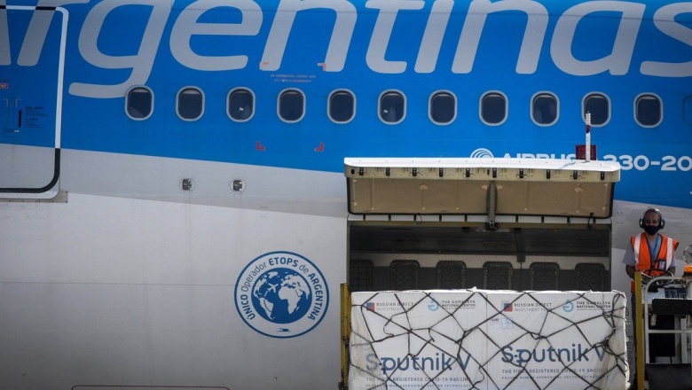 Tras las demoras, cargan en Moscú un nuevo lote de vacunas Sputnik V y llegarán este lunes