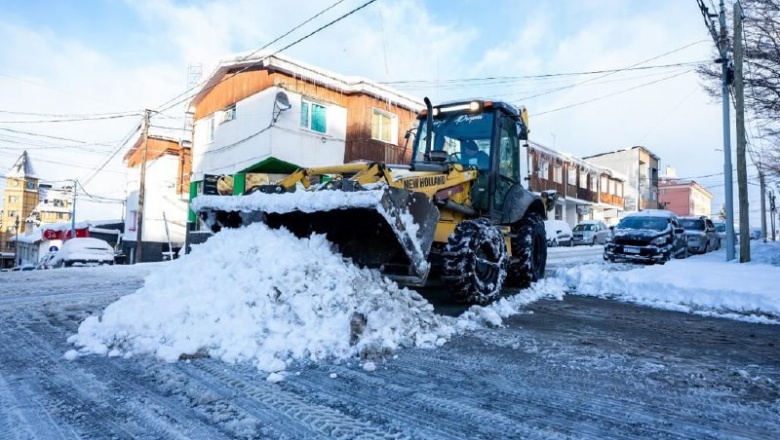 Máquinas y equipos municipales trabajan permanentemente en el despeje de nieve
