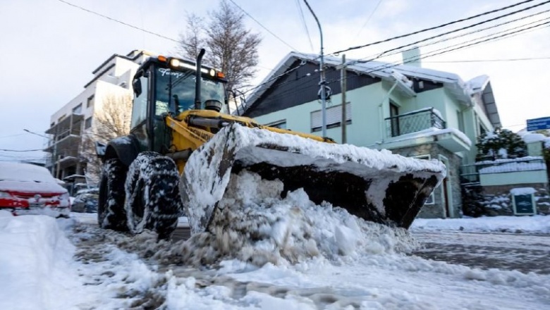 Máquinas y equipos municipales trabajan permanentemente en el despeje de nieve