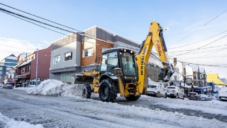 Máquinas y equipos municipales trabajan permanentemente en el despeje de nieve