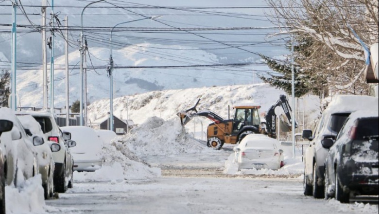 Máquinas y equipos municipales trabajan permanentemente en el despeje de nieve